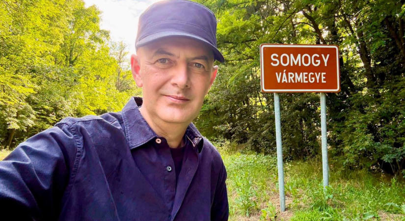 Vujity Tvrtko megyénk táblájával szelfizett – személyes emlékekkel tér vissza Kaposvárra