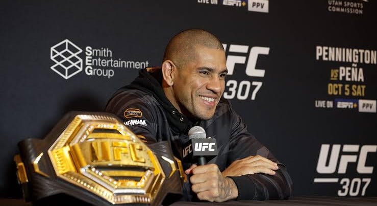 Alex Pereira szó szerint kiröhögte Ciryl Gane-t, miután hivatalosan is UFC 'bajnok' lett
