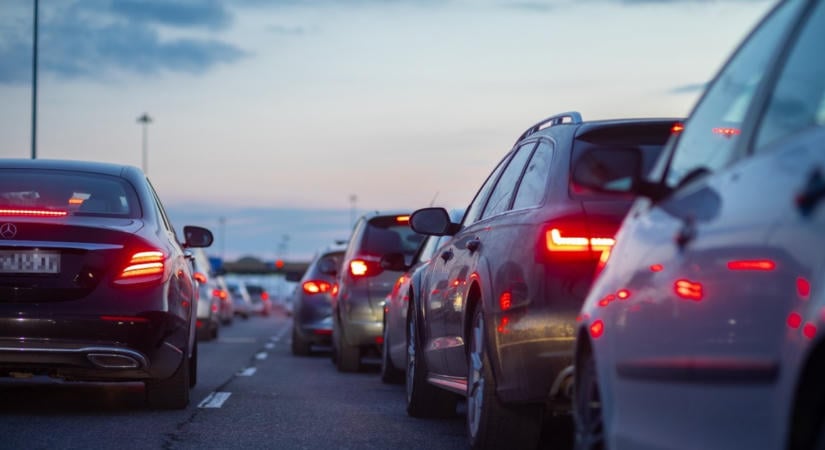 A kormány hadüzenet küldött a sztrádaépítőknek - De mit éreznek meg az autósok a 300 milliárdos megtakarításból?
