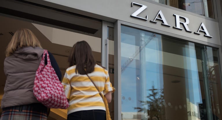 Kitört a botrány a Zara halloweeni gyerekjelmeze miatt, sokak szerint koncentrációs táborok rabruhájára hasonlít