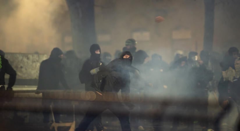 Antifa-per: Indítványozta a párizsi ügyészség egy szír antifasiszta kiadását Magyarországnak