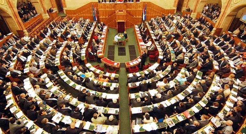 Rendkívüli – Botrány a parlamentben! Így akadályozták meg Orbán meghallgatását