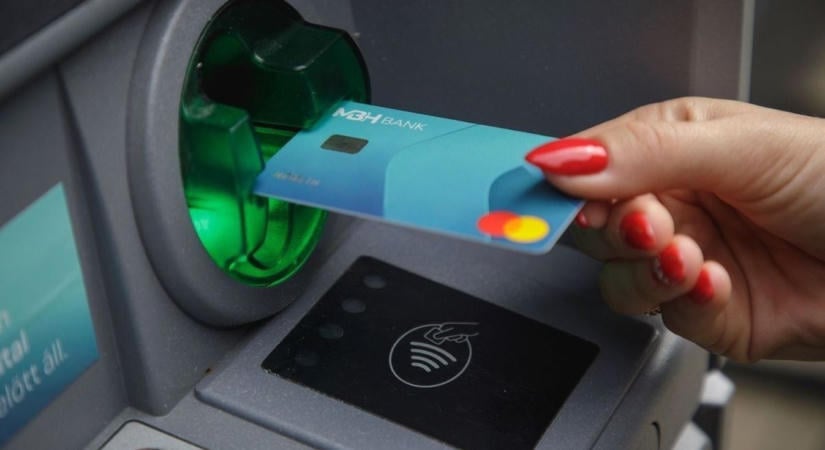 Vonattakarítás közben talált bankkártyát, rögtön költekezni kezdett