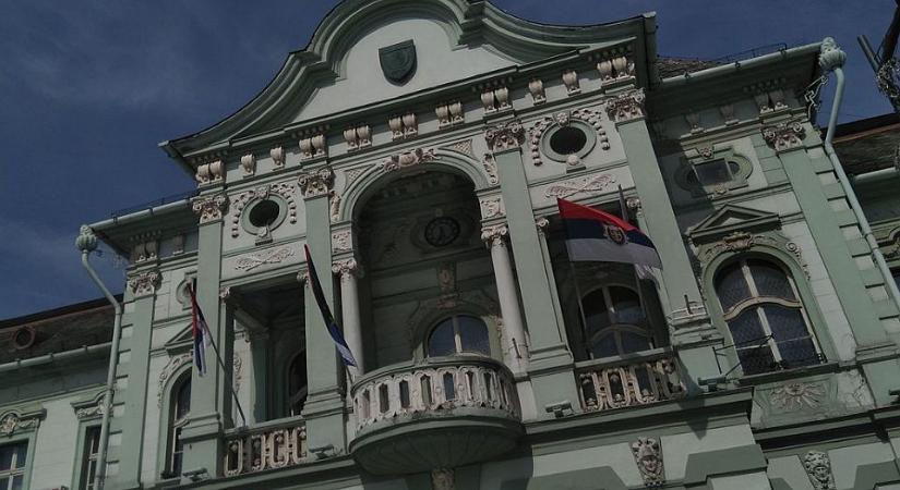Tényleg leszakadt a plafon a nagybecskereki Városháza Kék Szalonjában?