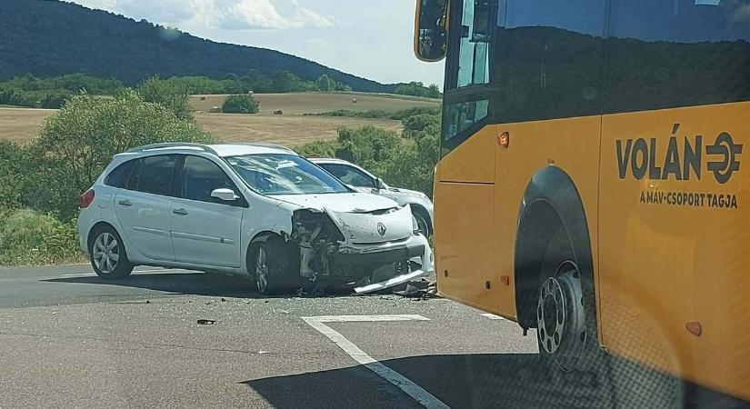 Baleset történt Mónosbél közelében a 25-ös elágazásánál - több mentő is a helyszínre érkezett  Fotók