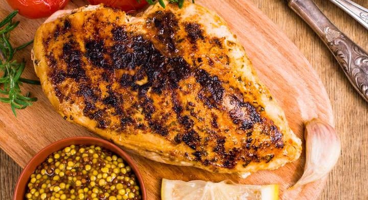 Omlós, mézes-mustáros grillezett csirkemell: ez a tökéletes pác titka