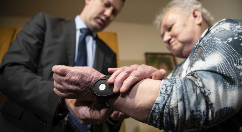 Hiába lehetett „full lopás”, megtartaná a Gondosóra programot a kormány