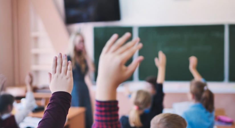 Rendkívüli bejelentés: újabb béremelés érkezik az iskolákba ősztől!