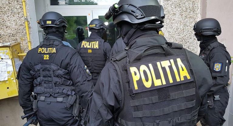 Rendőrre támadt egy késsel felfegyverkezett férfi – Gumilövedékkel állították meg