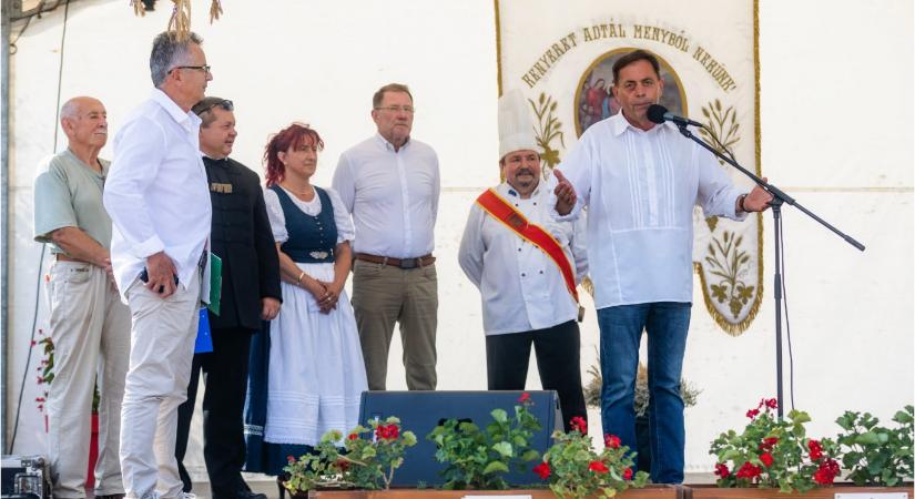 Pócs János a hozzá bejelentett, 150 millióval megtámogatott civil szervezetről: Talán jobb lett volna, ha azt a balliberális trükköt alkalmazzuk, hogy egy hajléktalan nevére jelentek be egy egyesületet?