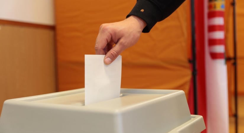 A megüresedett mandátumra sorsolással választottak új képviselőt Pitvaroson