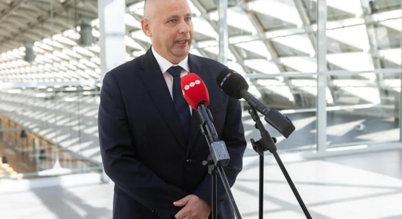 Hűtlen kezelés gyanúja miatt tesz feljelentést a honvédelmi miniszter egy korábbi tanácsadói szerződés miatt
