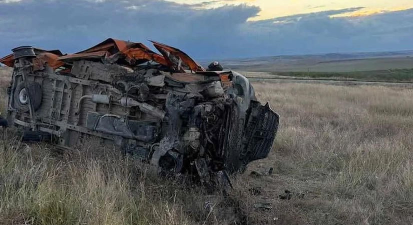 Felborult egy nyolc embert szállító kisbusz – többen kórházba kerültek