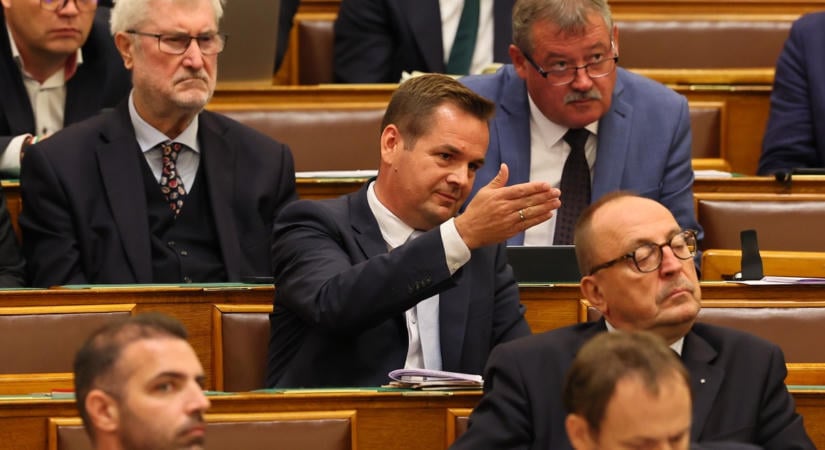 Németh Balázs kiborult a parlamentben, szerinte a tiszás többség beengedte a magyar iskolákba, óvodákba a genderpropagandát