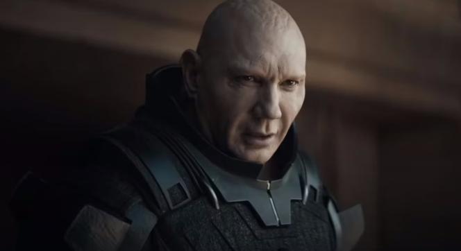 Dave Bautista egy sztárokkal teli idegeninváziós sci-fiben tér vissza, megérkezett az első kép