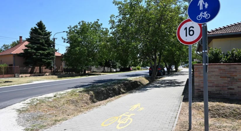 Még a rácalmásiak sem tudják, hogy jött ki a 8 és a 16 km/órás sebességkorlátozás a bringaúton