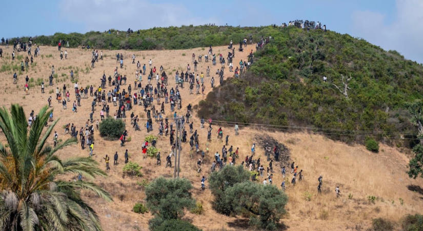 Drámai videón, ahogy ismét több ezer illegális migráns próbál bejutni a spanyolországi Ceutába