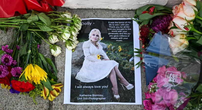 Dolly Parton előtt tisztelgett a királyi gárda  VIDEÓ