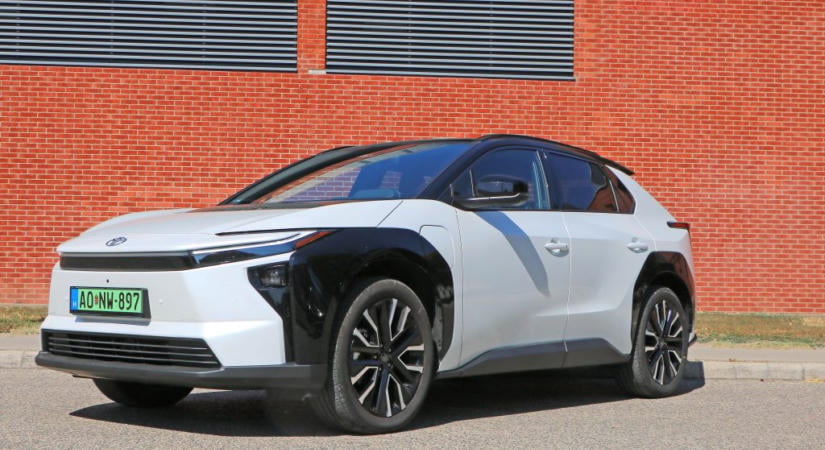 A Toyota megcsinálta a villanyautók svájci bicskáját