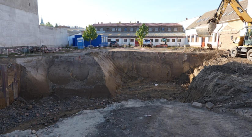 Készül a Szőnyi iskola új szárnya alatti pince