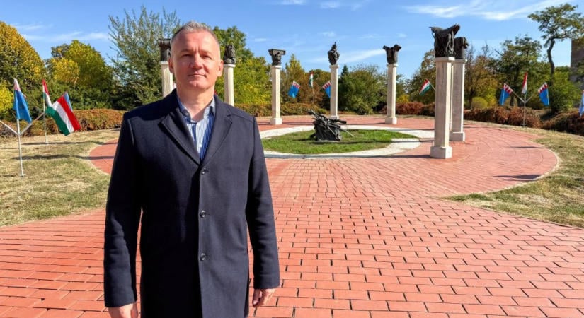 Gyula fideszes polgármesterét napok óta kérdezgetik arról, miért működik együtt a kormánnyal az október 6-i állami ünnepség kapcsán