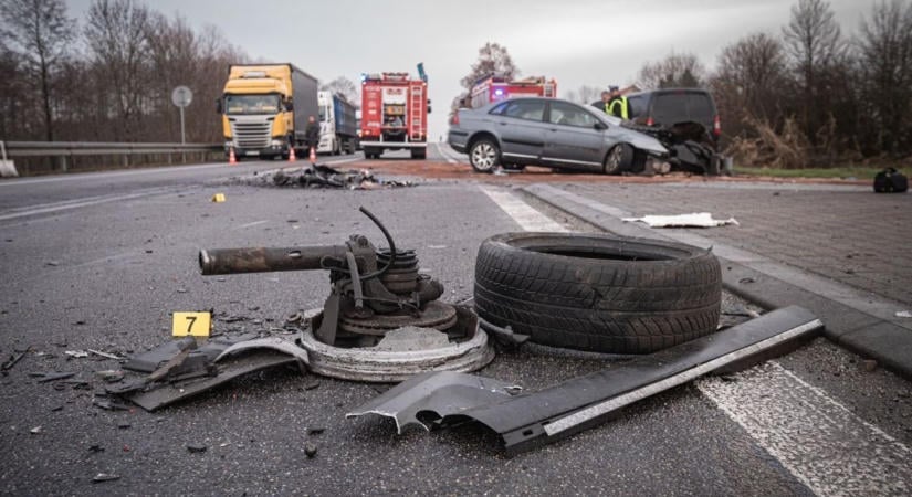 Kamionnak csapódott egy autó az M6-oson Paksnál – nagy a torlódás!
