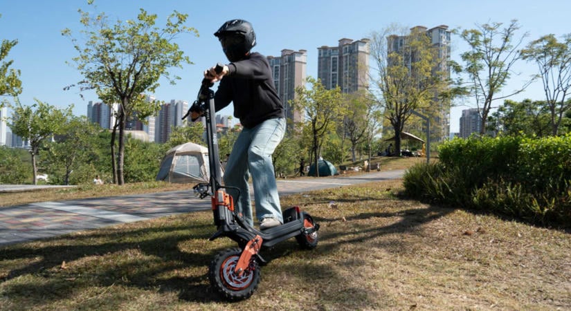 Kötelező lehet a bukósisak viselése az elektromos rollerrel és kerékpárral közlekedőknek