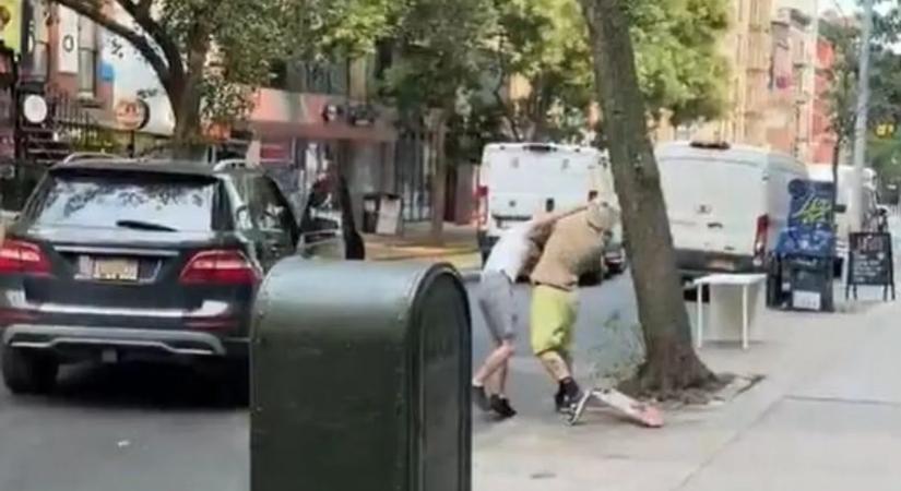 Utcai harc New Yorkban: a gördeszkás betörte a Mercedes szélvédőjét, majd a sofőrt is leterítette - videó