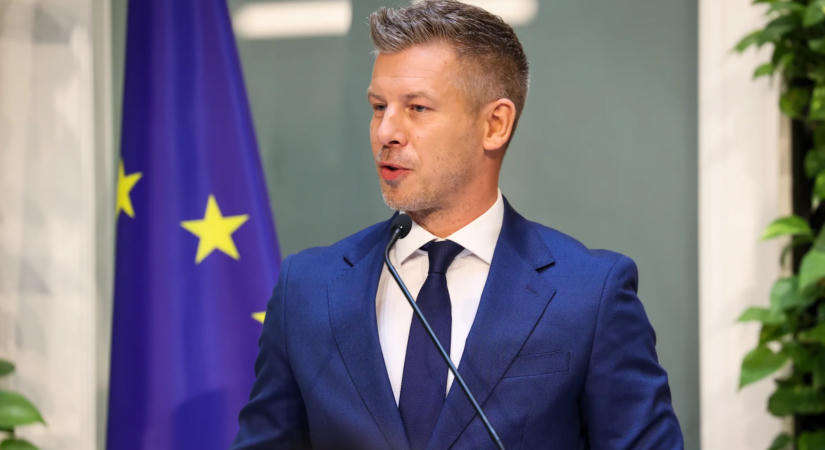 Az első elsüllyesztendő bárka már Pakson van