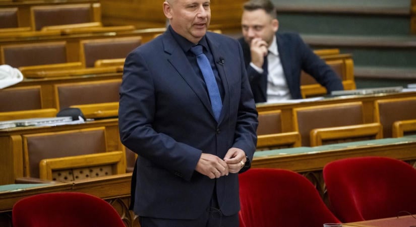 Magánutak, vadászatok, luxusautó – feljelentést tesz a honvédelmi miniszter