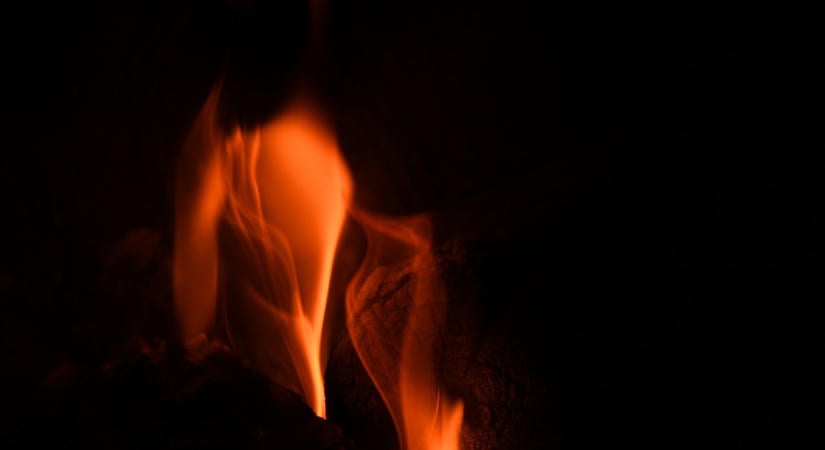 Teljes terjedelmében ég egy hétvégi ház Ráckevén, csónakokkal érkeztek a tűzoltók