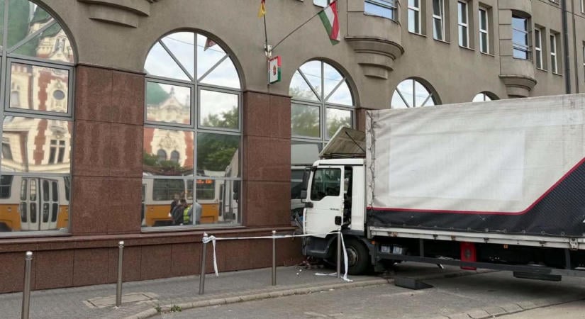 Villamossal, majd kormányablakkal karambolozott egy teherautó Újpesten