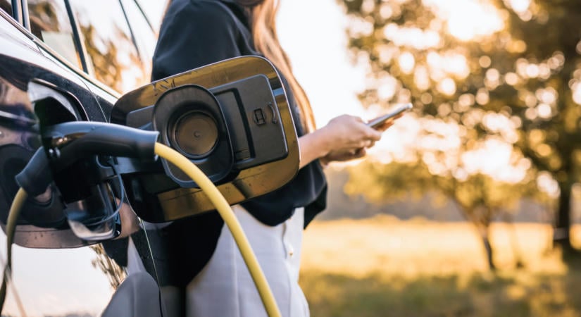 Az elektromos autózás árnyoldala, az érzékenyek rosszul lesznek tőle