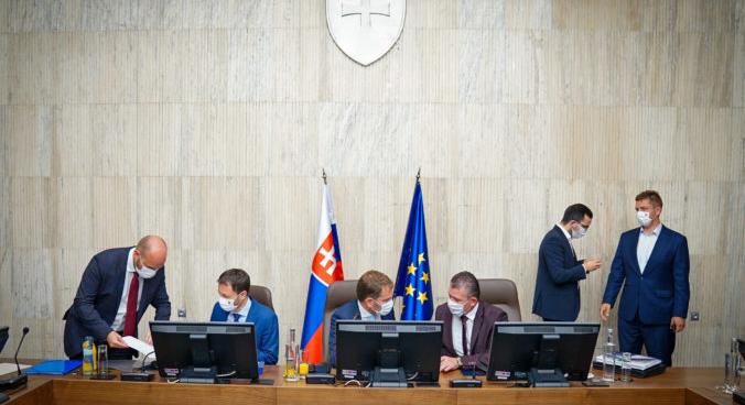 A magas államadósság miatt befagyasztják a miniszterek fizetését