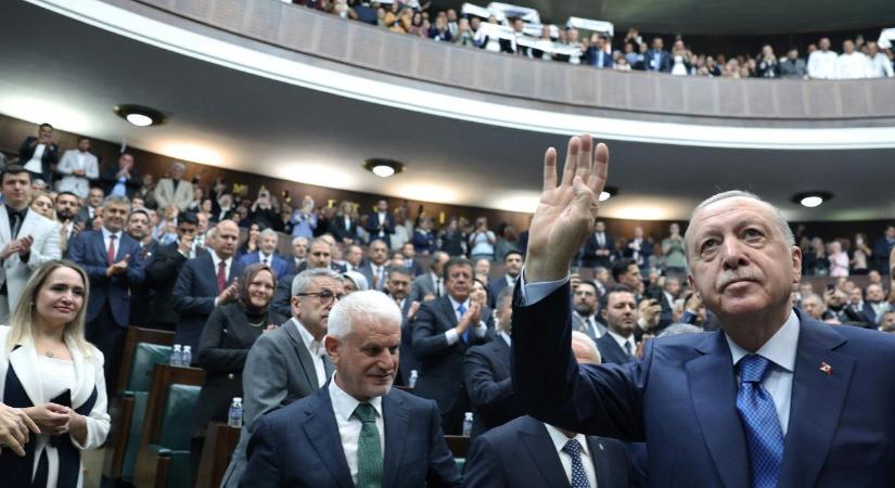 A NATO-partnerek előtt erősnek mutatkozik Erdogan, de hazájában már megkopott a népszerűsége