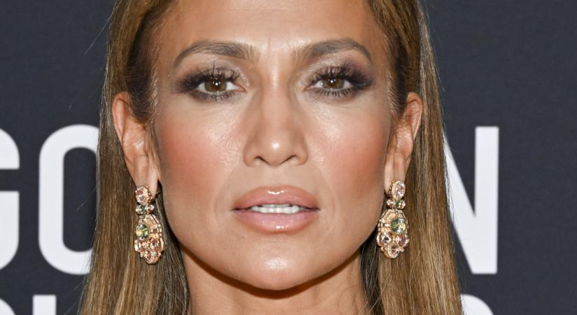 Jennifer Lopez ruhájától eláll a lélegzet: Merész tollas szettben tündökölt a párizsi divathéten