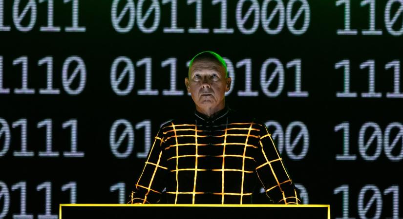 A vihar elől a veszprémi arénába költözött az elektronikus zene legendás bandája, nagy show-t nyomtak - fotók