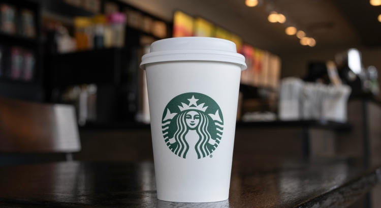 A Starbucks 100 ezer dollárt ad ezért a pohárért