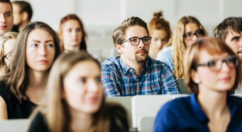Fordulat a magyar fiataloknál: egyre többen itthon képzelik el a jövőjüket
