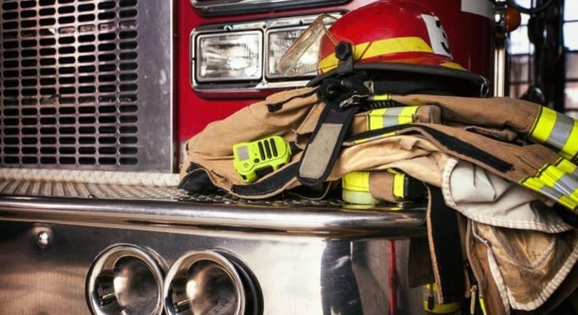 Traktor és autó ütközött a 4415-ös úton, két embert kórházba szállítottak a mentők