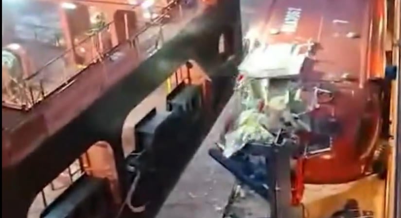 Két teherhajóval ütközött egy óceánjáró több mint 3300 emberrel a fedélzetén egy német kikötőben