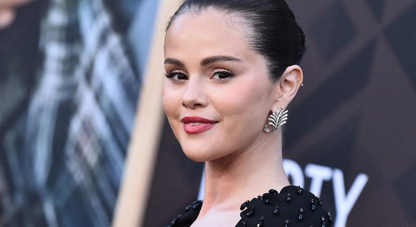 Selena Gomez ebben a csodaszép ruhában jelent meg Taylor Swift esküvőjén, hihetetlenül különleges