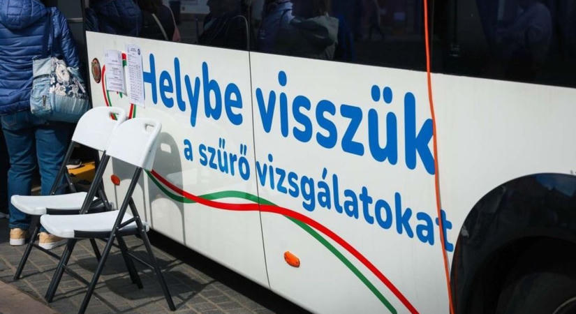 Pénteken érkezik a busz a hevesi községbe, amin senki sem utazhat, de mindenki jól jár