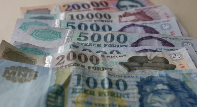 Nagyot gyengült a forint, átlépte a 370-es euróhatárt