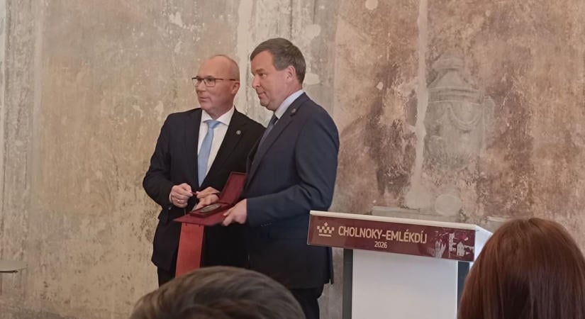 Dr. Gelencsér András kapta a Cholnoky-emlékdíjat Veszprémben