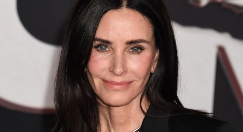 Courteney Cox bikiniben mutatta meg bombaalakját: 62 évesen is dögös a színésznő – Fotó