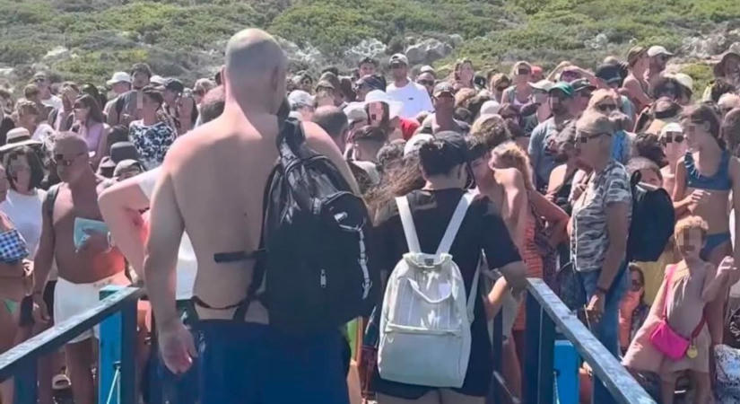 „Ez maga a pokol” – turisták ezrei lepték el Görögország híres strandját: tarthatatlan a helyzet