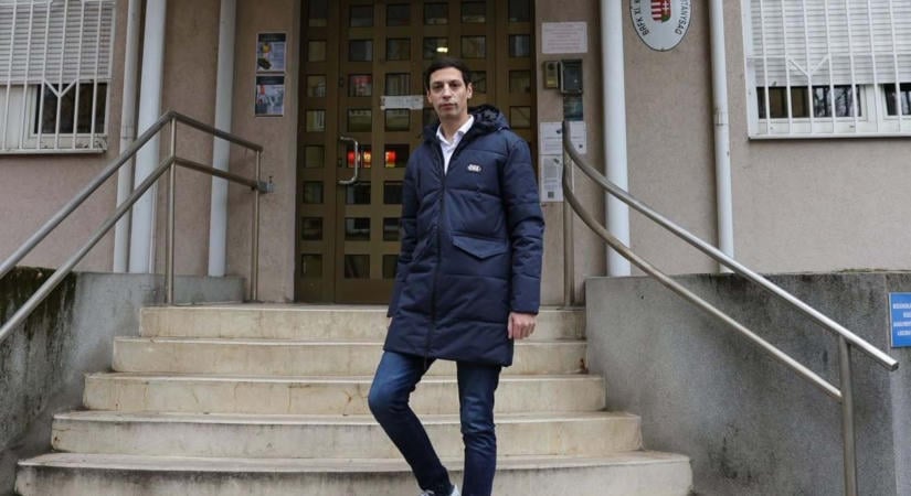 Menekülés közben lelökte a lépcsőn Újbuda alpolgármesterét egy férfi, akinek kábítószert találtak a lakásában a rendőrök