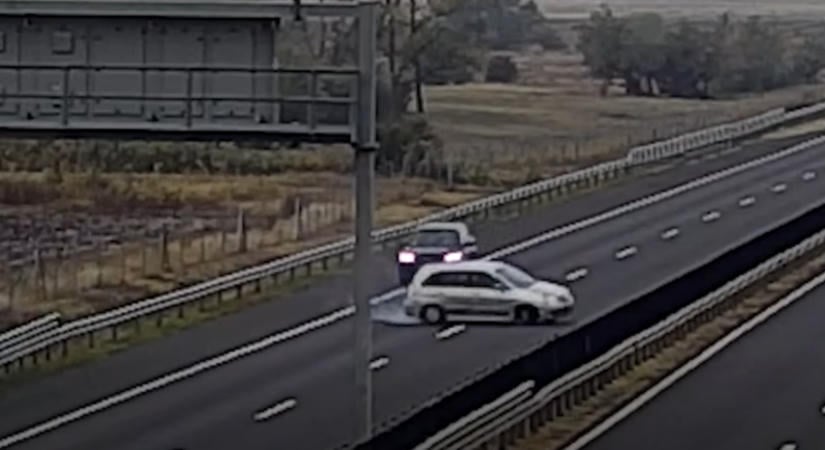 Kisebb csoda az M4-esen: senki sem sérült meg, miután egy autós majdnem ráfutott az előtte haladóra, majd visszapattant a szalagkorlátról