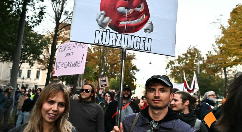 Bécsben is diákok tízezrei tüntettek az egyetemek alulfinanszírozottsága miatt